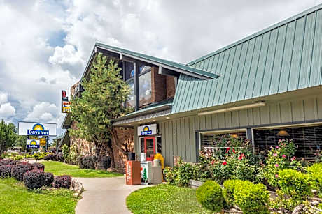 Days Inn by Wyndham Show Low