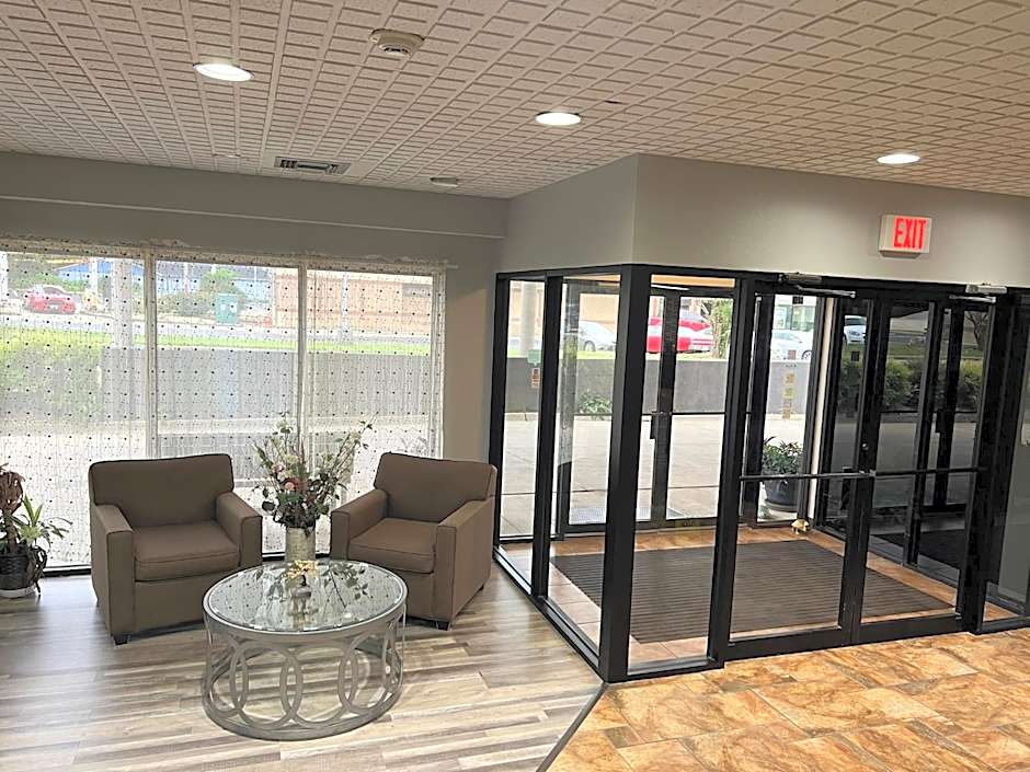 Greenlight Inn & Suites St James