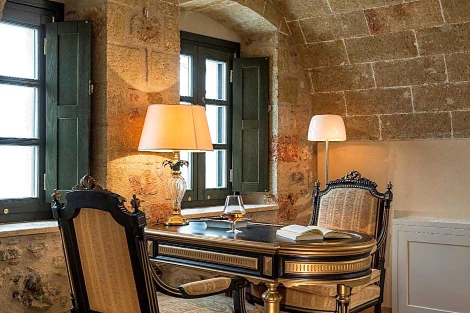 Moni Emvasis Luxury Suites