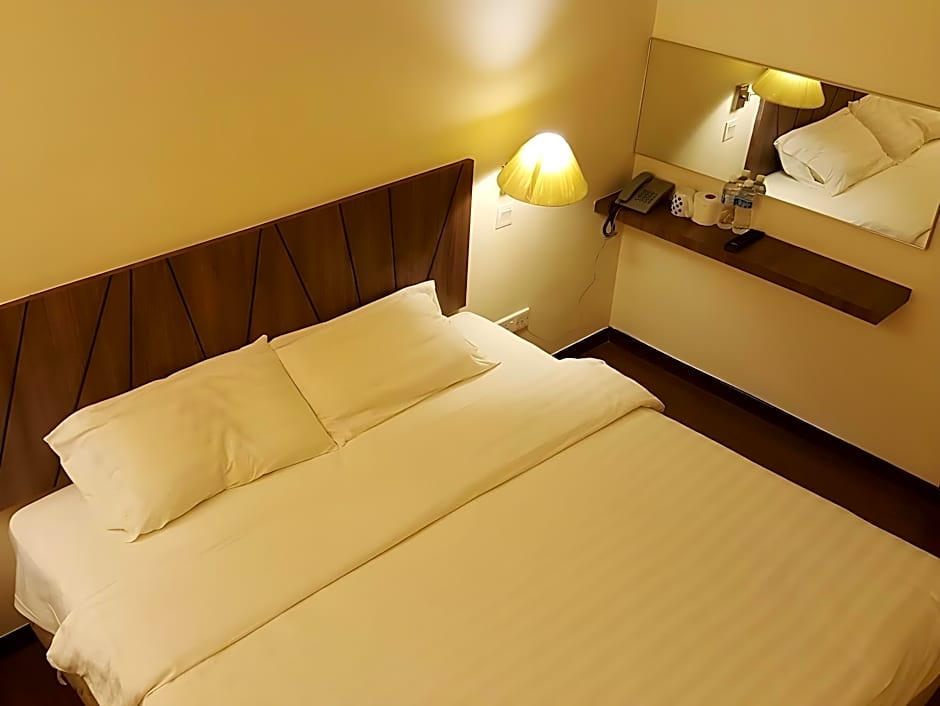 9 Square Hotel