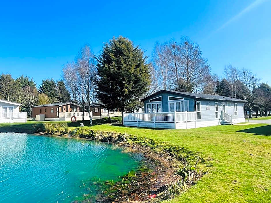 Sutton Lodge with Hot Tub