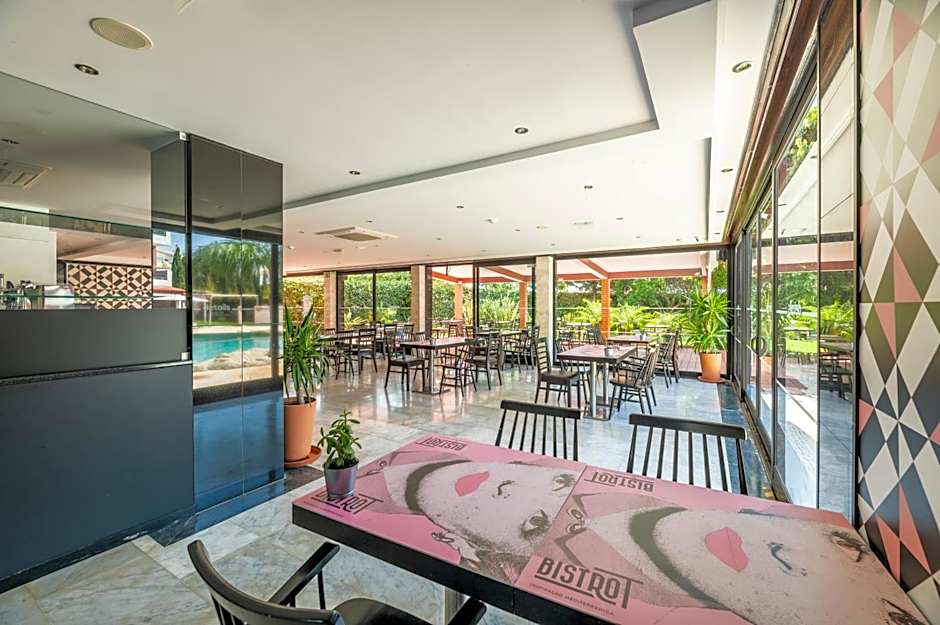 Topazio Vibe Beach Hotel & Apartments