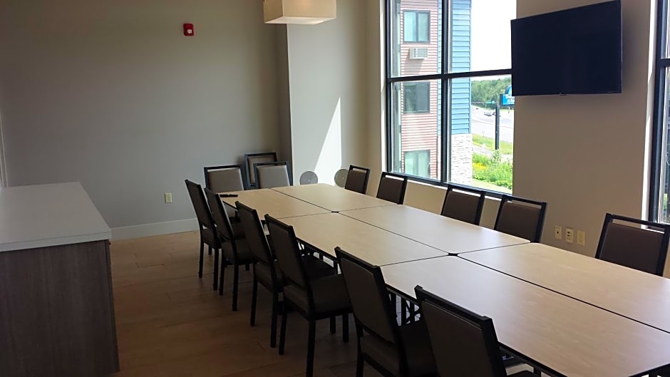 Days Inn & Suites by Wyndham Duluth by the Mall