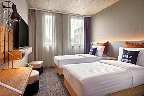 Moxy Twin Sleeper, Guest Room, 2 Twin, City View