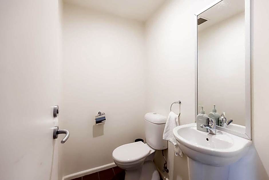 Inner-city 2 bedroom apartment - perfectly located