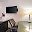 Econo Lodge Inn & Suites