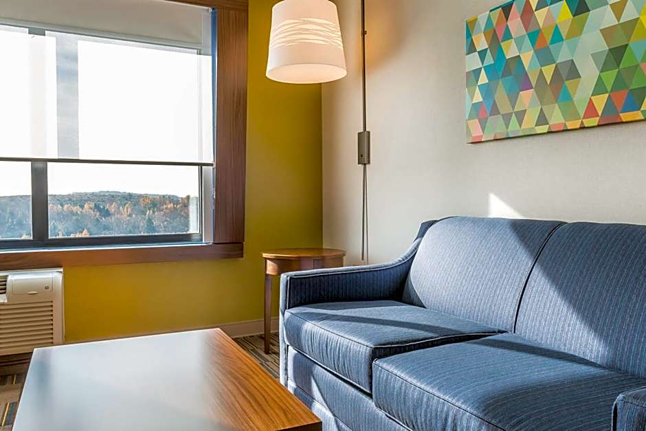 Holiday Inn Express & Suites Clarion By IHG