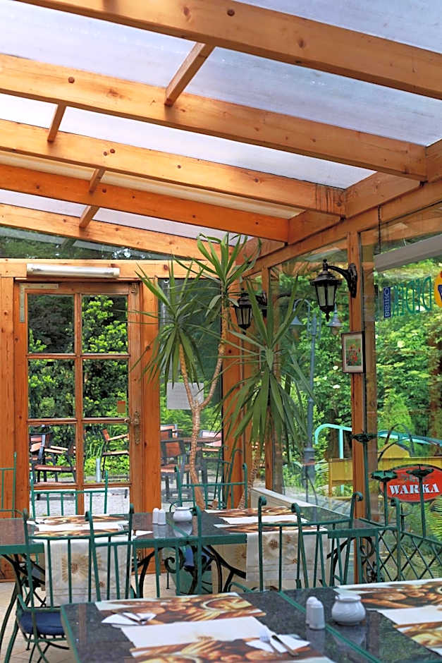 Dedek Park - historyczny dworek w pięknym Parku Skaryszewskim obok Stadionu Narodowego