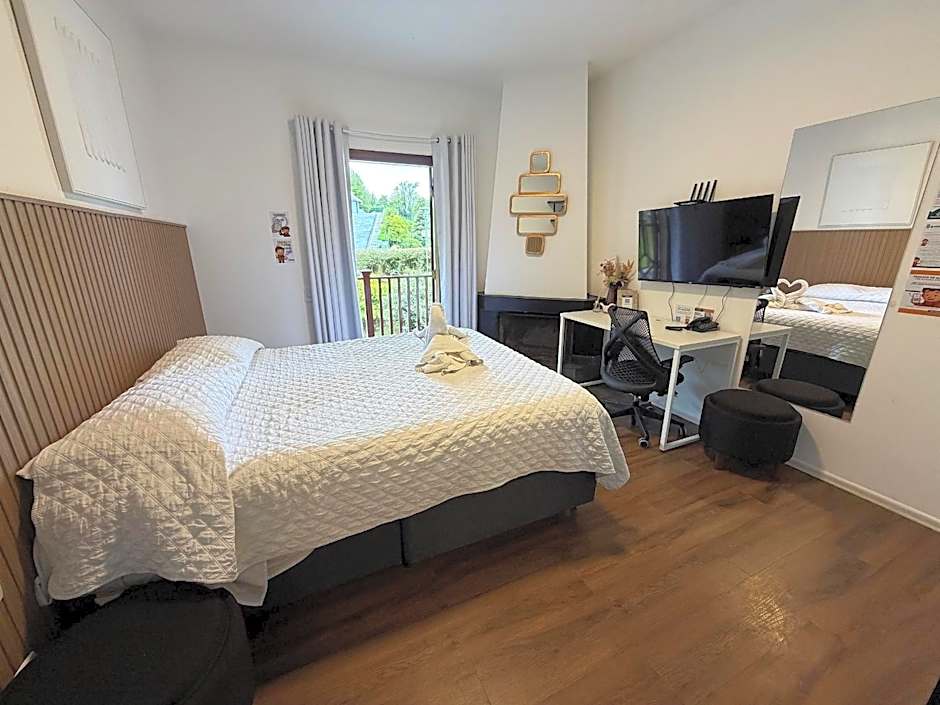 Suite with Hot and Cold Air Conditioning