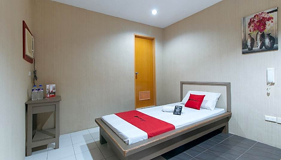 RedDoorz @ Bridgeway Hotel Tuguegarao City