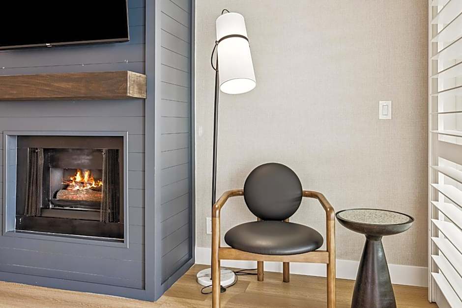 456 Embarcadero Inn & Suites