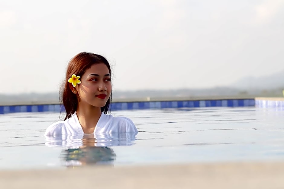 Front One Hotel Gombong