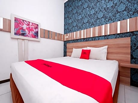 RedDoorz near Plaza Simpang Lima