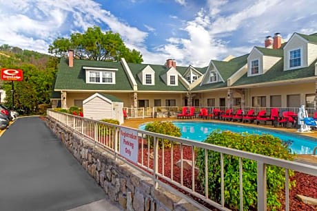 Econo Lodge Inn & Suites at the Convention Center