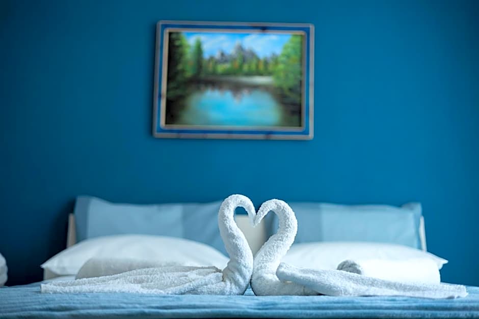 PalerMonAmour Art Gallery Suite