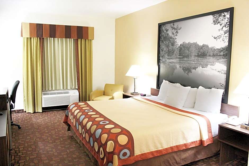 Super 8 by Wyndham Three Rivers