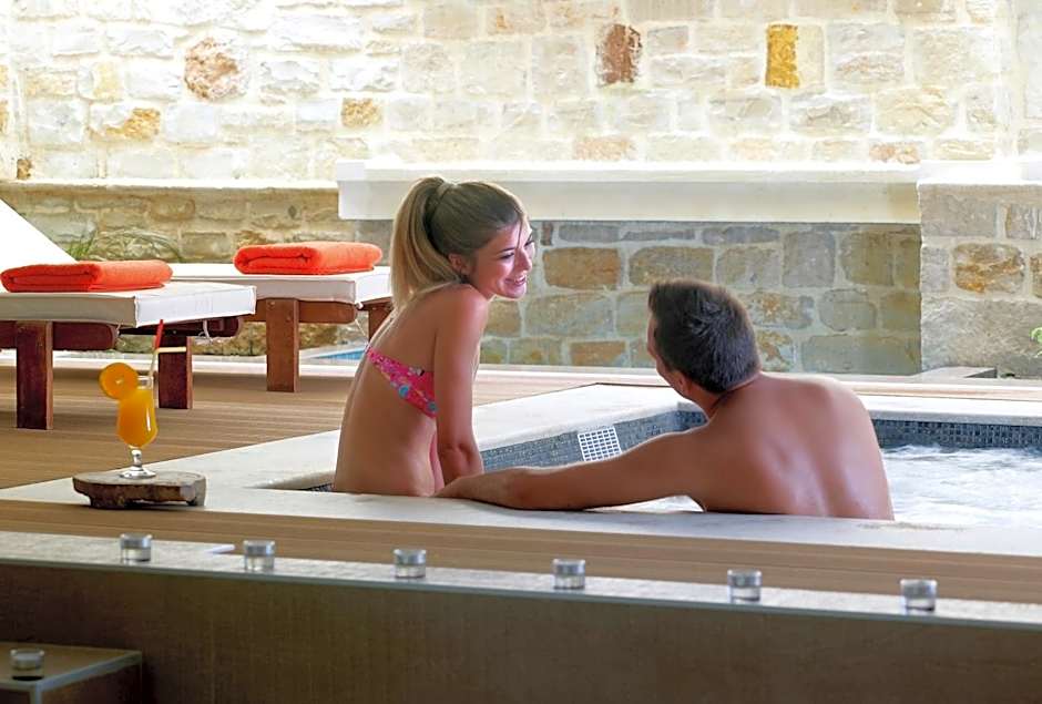 Macaris Suites & Spa
