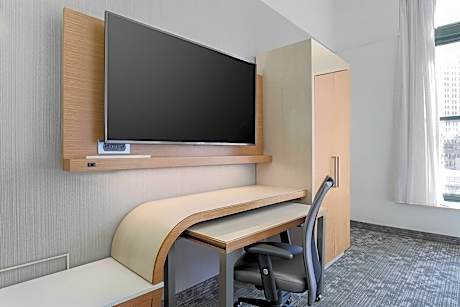 Room, 1 King Bed (Mobility/Hearing Accessible, Tub) (1 King Bed)