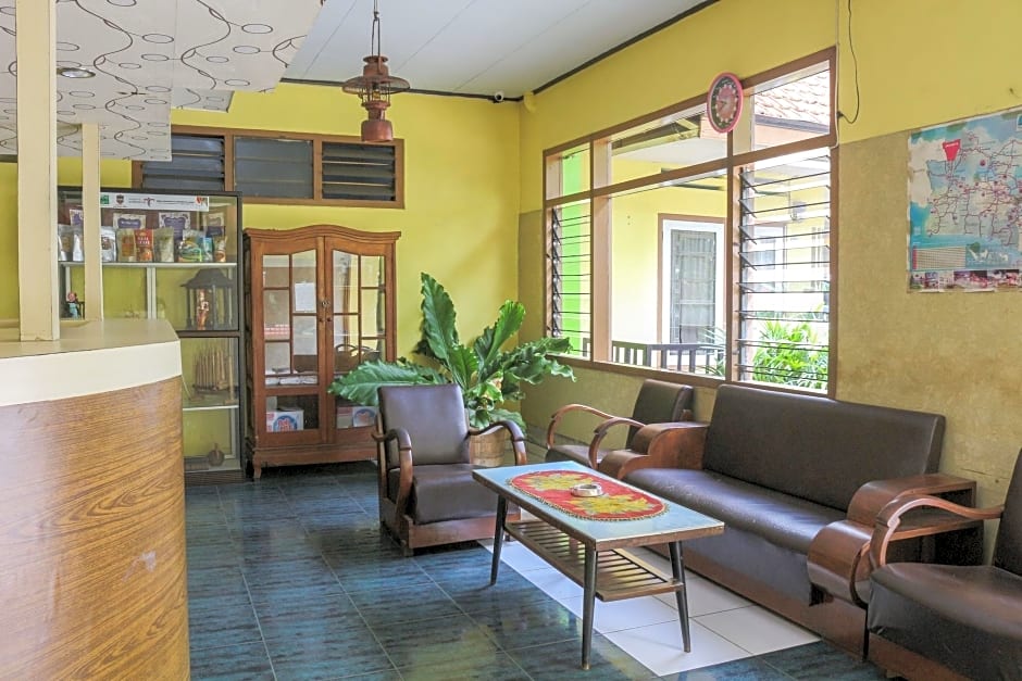 Spot On 1708 Hotel Budi Famili 1