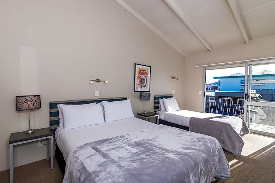 Twin Peaks Lakeside Inn