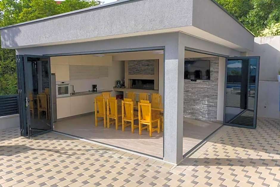 Holiday home "Villa Blue Lake" - Private Heated pool, Hotube