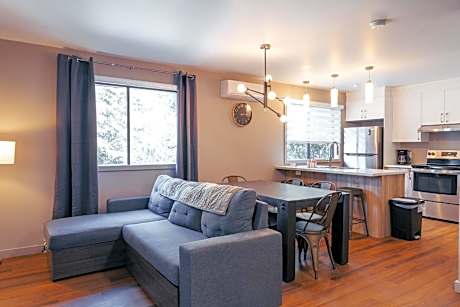 Mid-Mountain Two Bedroom Apartment (101), Ski in and Out
