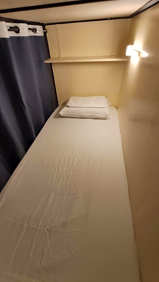 Nomad's Hub - Best Value Co-living Hostel