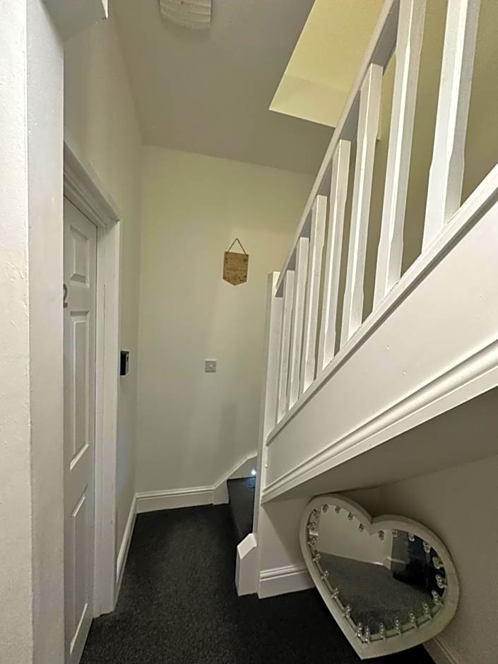 Lovely Town house Room 1