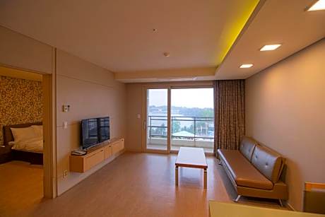 Resort Suite - Bed Type Randomly Assigned (Without Kitchenette, Partial Ocean View)