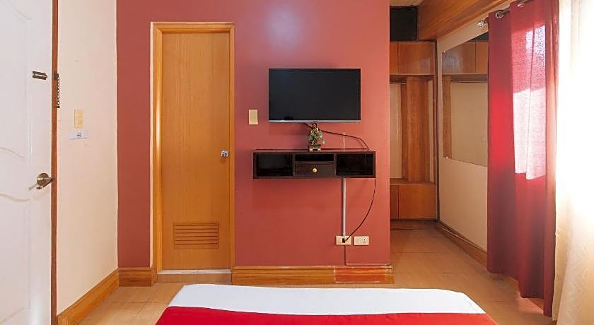 RedDoorz @ Farm Side Hotel Laoag City