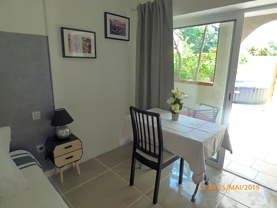 MAS MAURANE-Chambre d'hôte avec SPA privé aux portes d'ARLES