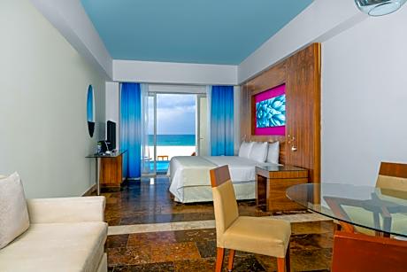 Altitude Junior Suite Swimout Ocean Front King