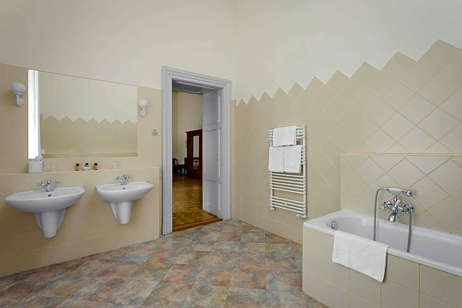 Károlyi Kastély Hotel & Restaurant