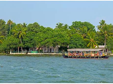 Illikkalam Lakeside Cottages