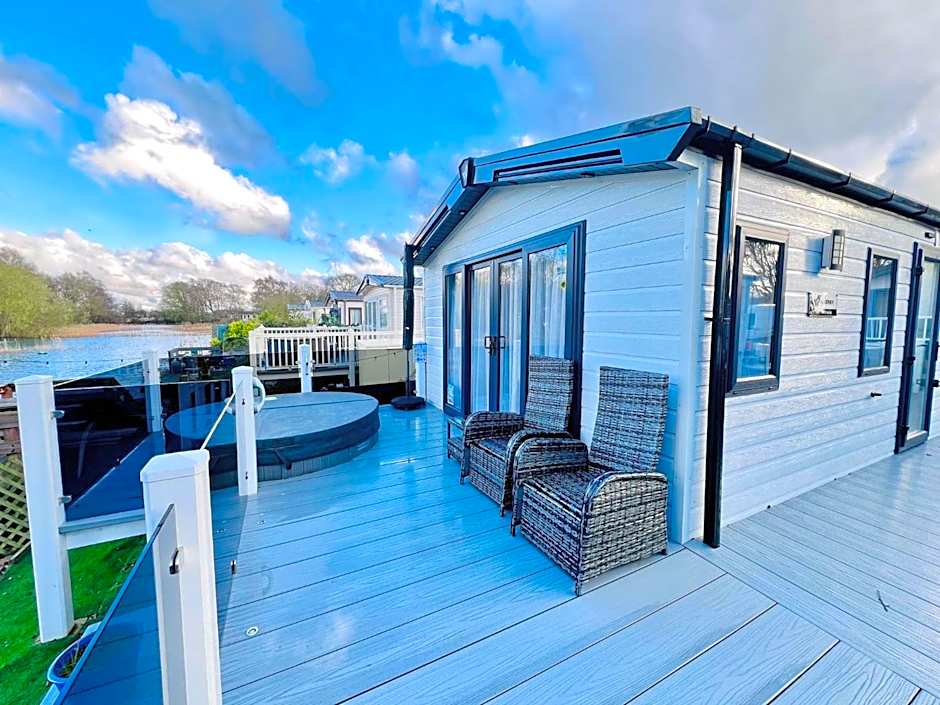 Lakeside Dorchester Lodge - Hot Tub with Fishing Peg