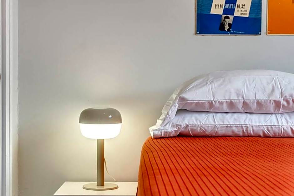 Chic Mid-Century Flat Downtown