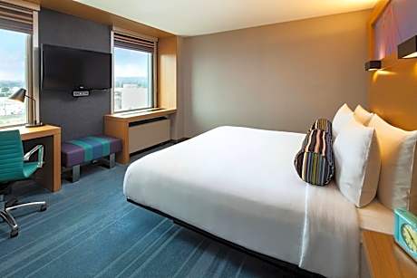 King Room with Roll-In Shower - Mobility and Hearing Accessible