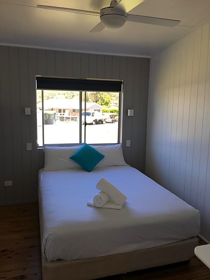 Lakeside Cabins & Holiday Village