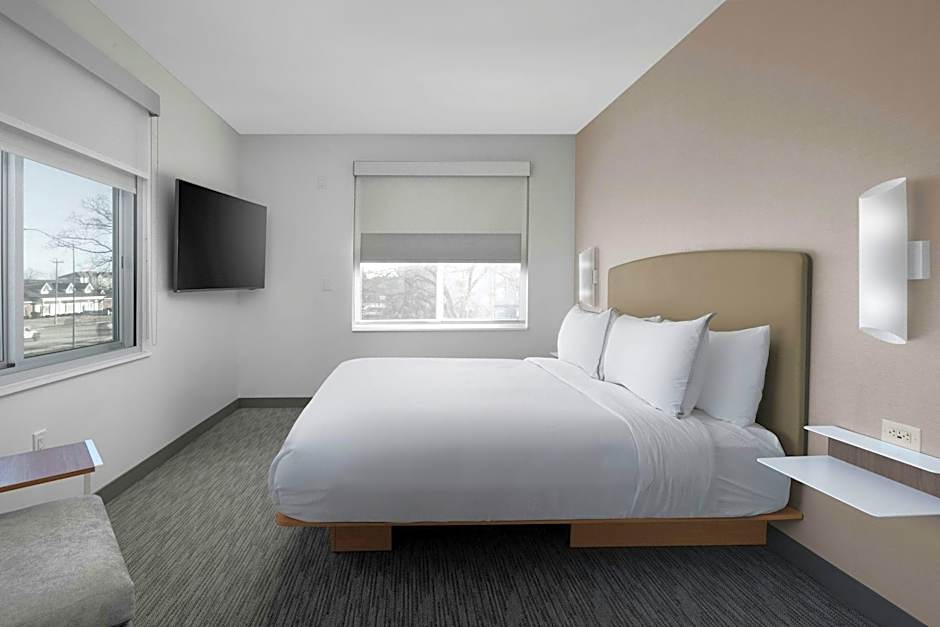 Zdjęcie 1 z 4 — Executive 1 King Bed with Sofabed Suite