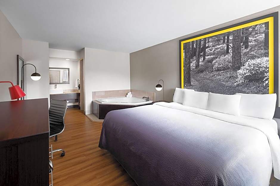 Super 8 by Wyndham Helen