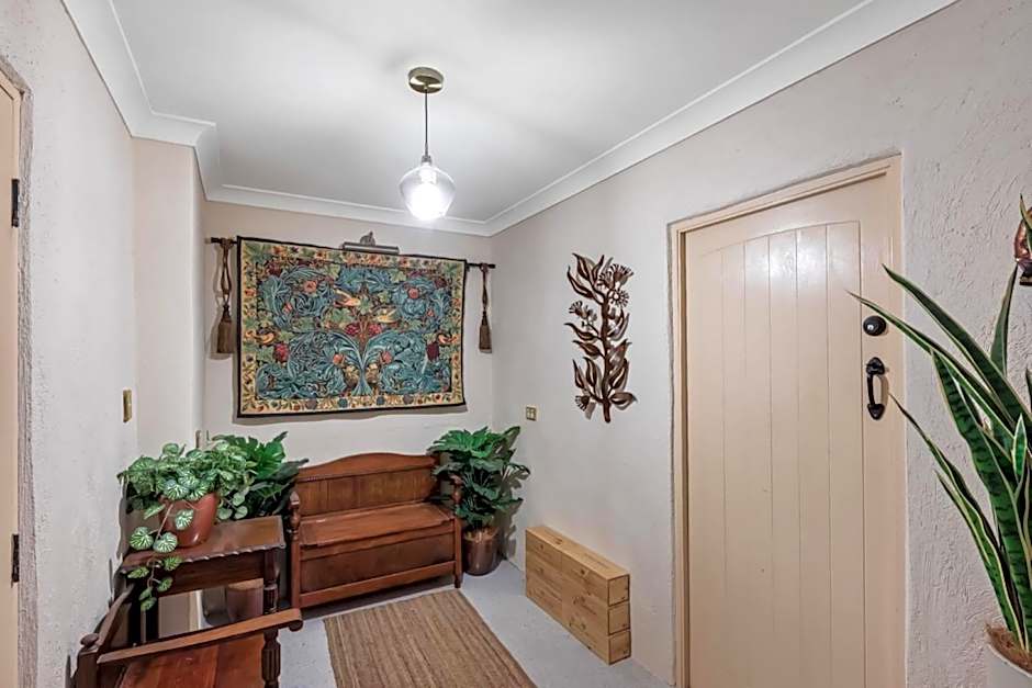 FROGWELL HOLLOW immerse into an idyllic fairytale