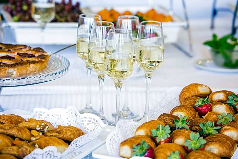 The Seasons Hotel -Studio & Suite