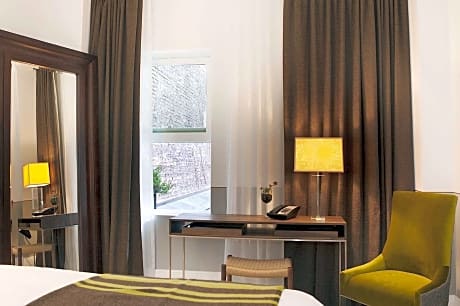 Deluxe Queen Patio Room