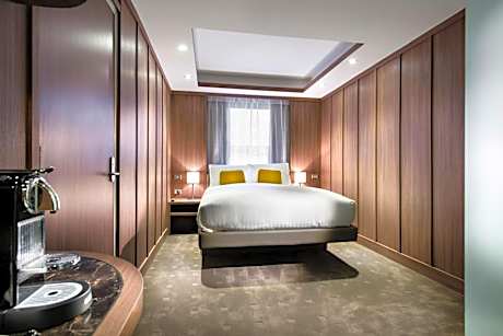 Deluxe Queen Room