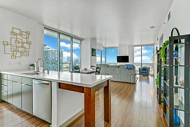 Modern Luxury 2 Bed with Panoramic City Views in Downtown LA