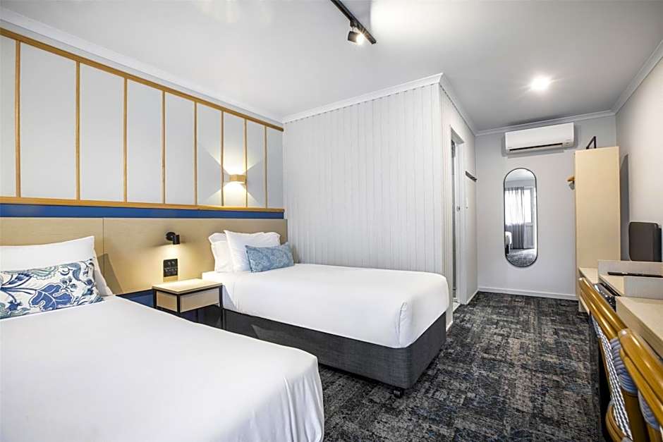 Nightcap at Queens Beach Hotel