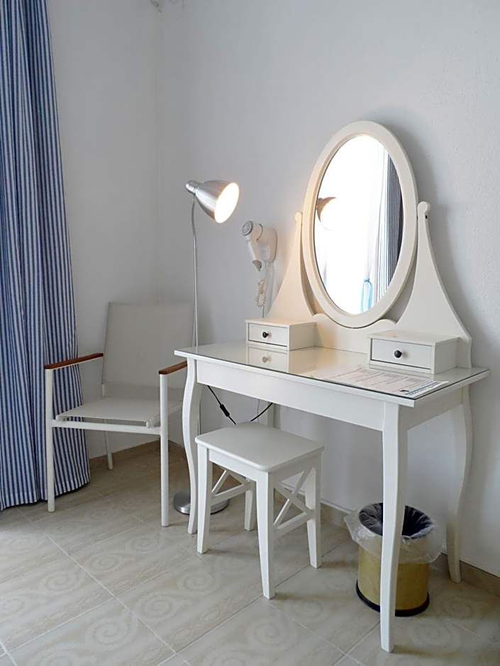 Seafront Studios and Apartments