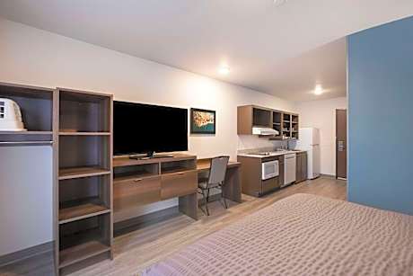 QUEEN SUITE W DISHWASHER (DISHES/COOKWARE INCLUDED) ACCESSIBLE ROLL IN SHOWER