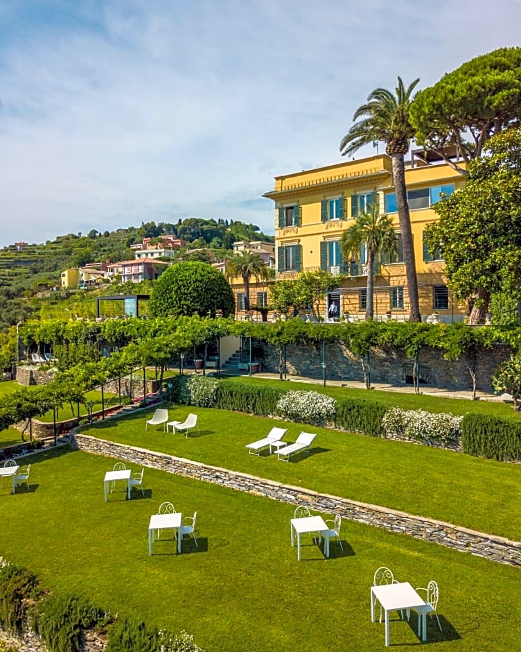 Villa Riviera Resort