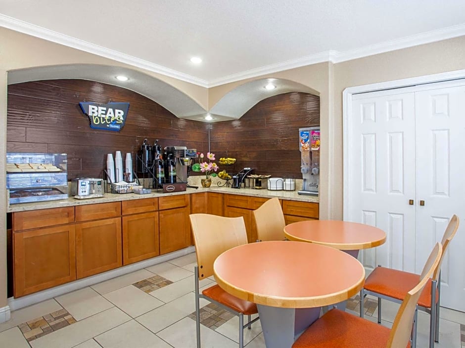 Travelodge Fresno Yosemite – Fresno, CA